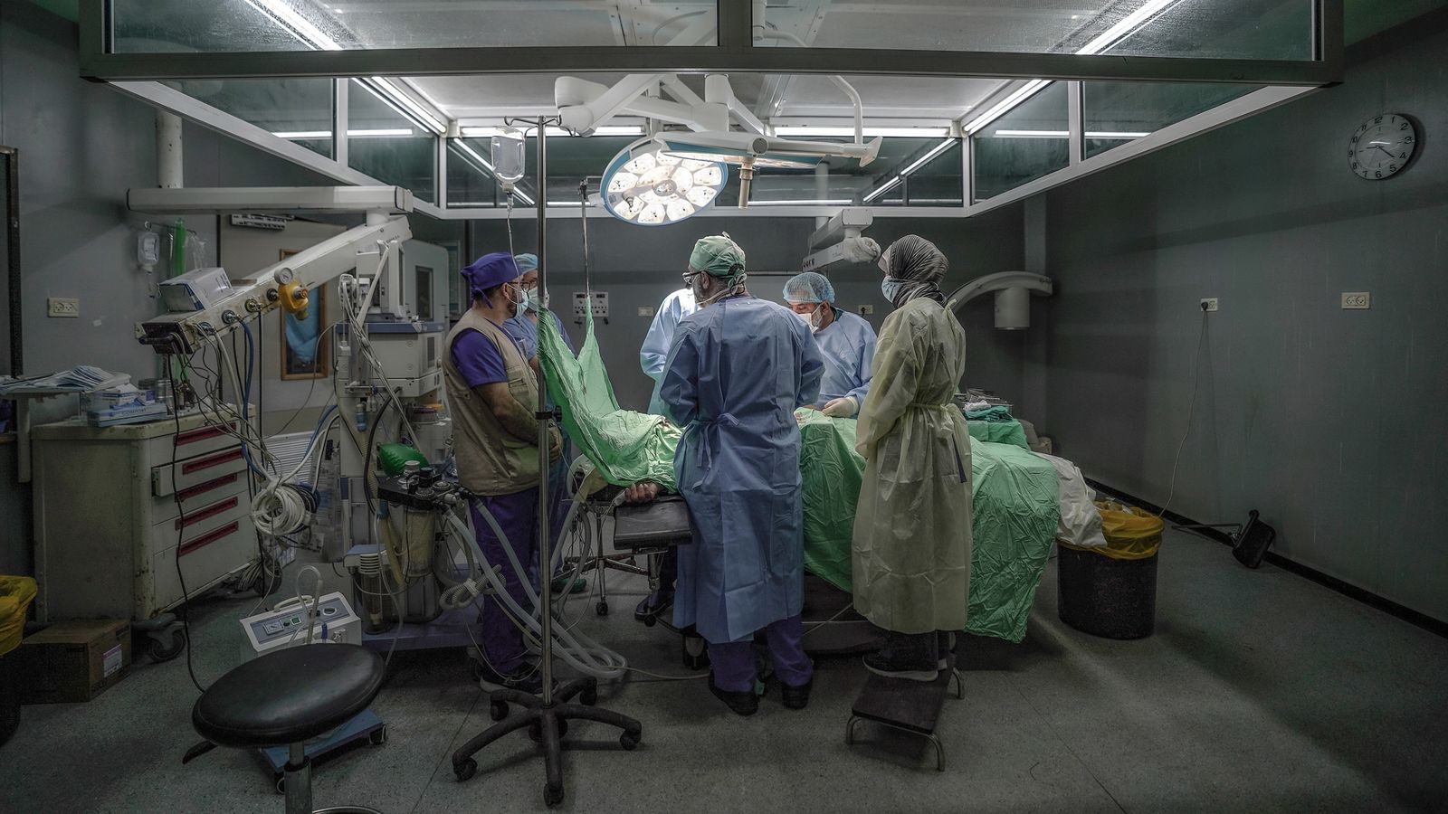 Войната на Израел и Хамас: Лекари, изправени пред „невъобразими“ ситуации в болница в Газа, казват хуманитарни групи