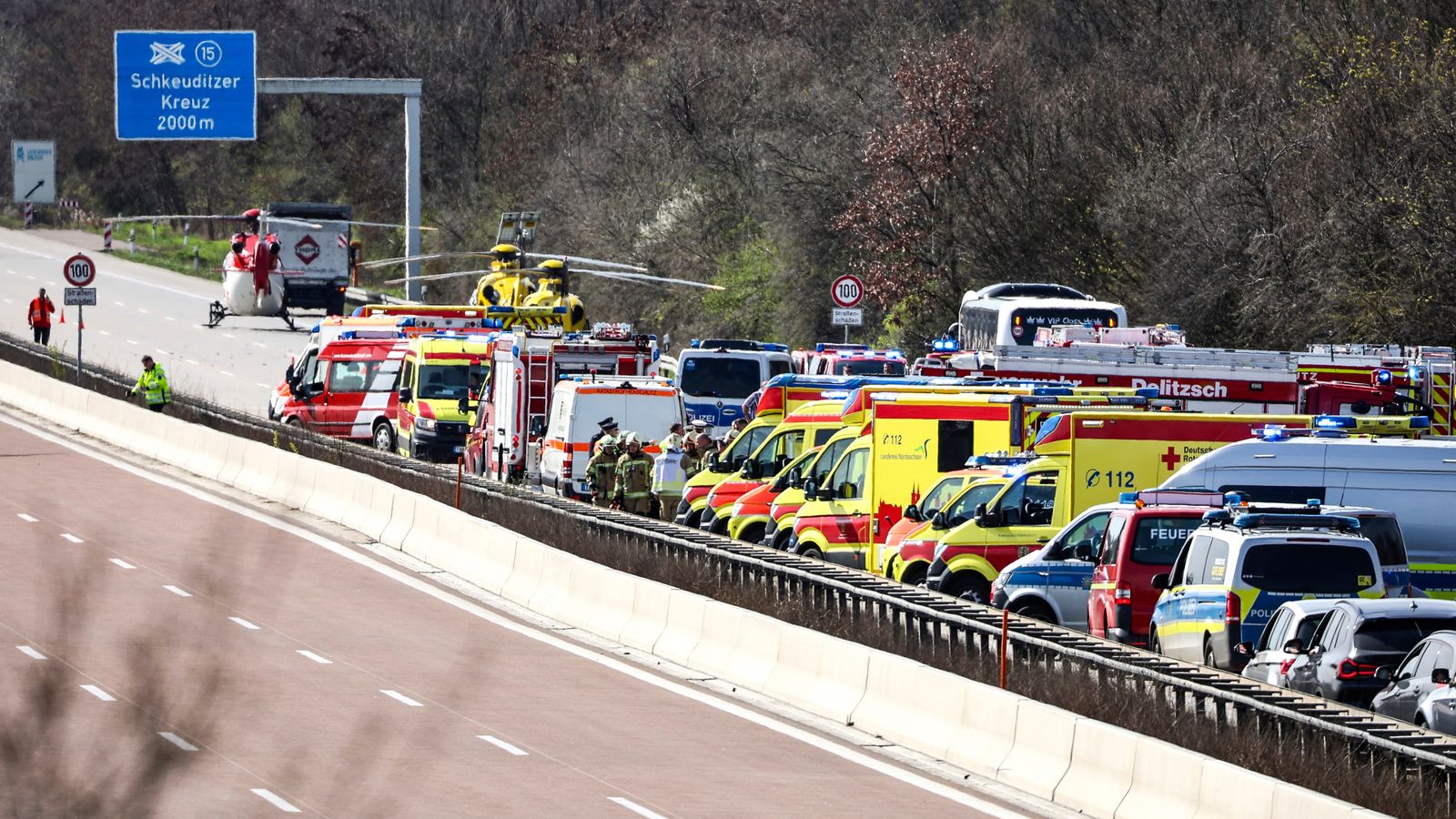 ドイツの高速道路でバス事故、少なくとも５人死亡世界のニュース