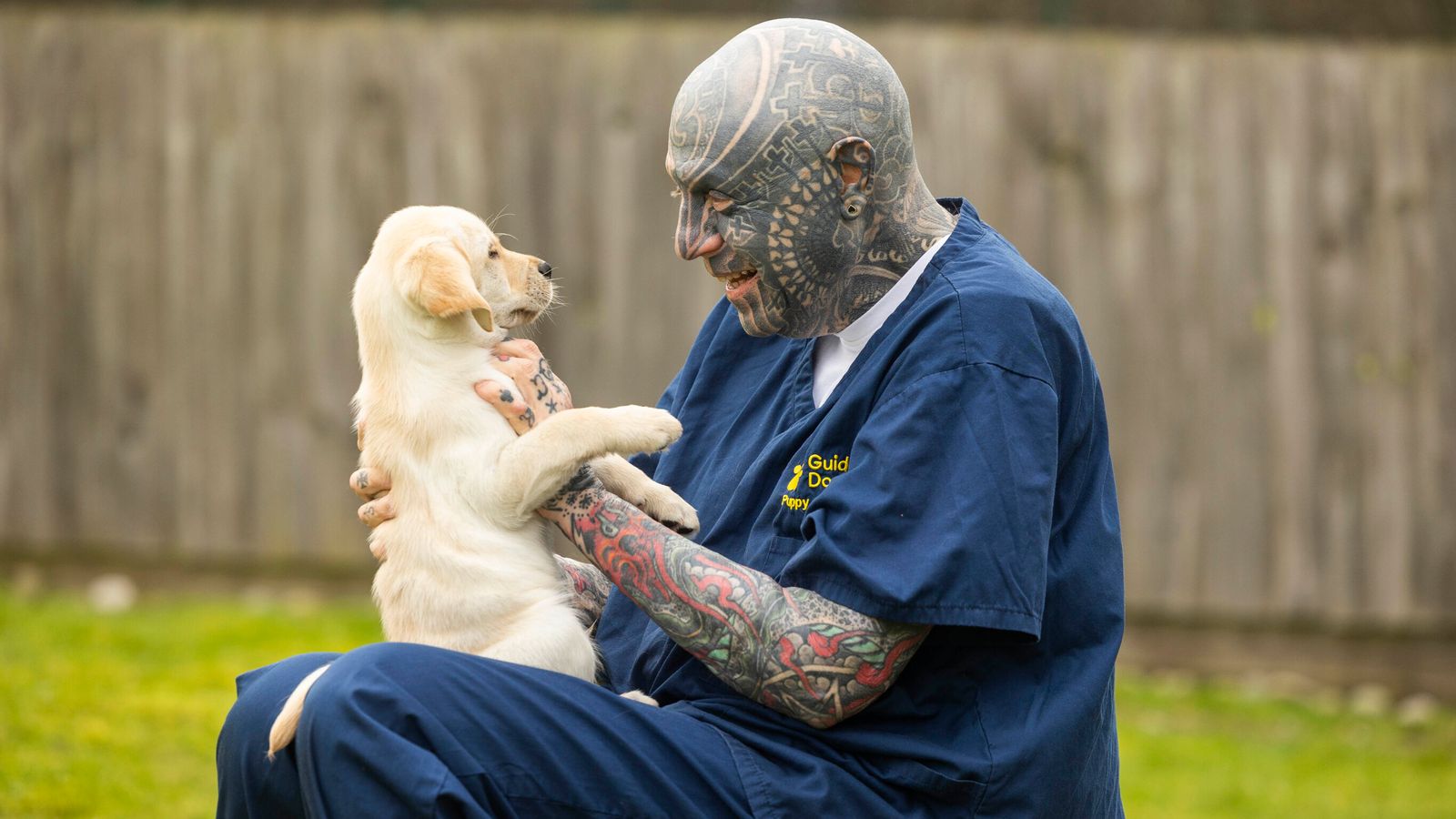 Хора с лицеви татуировки, пиърсинг и бради искаха да помогнат за обучението на кучета водачи