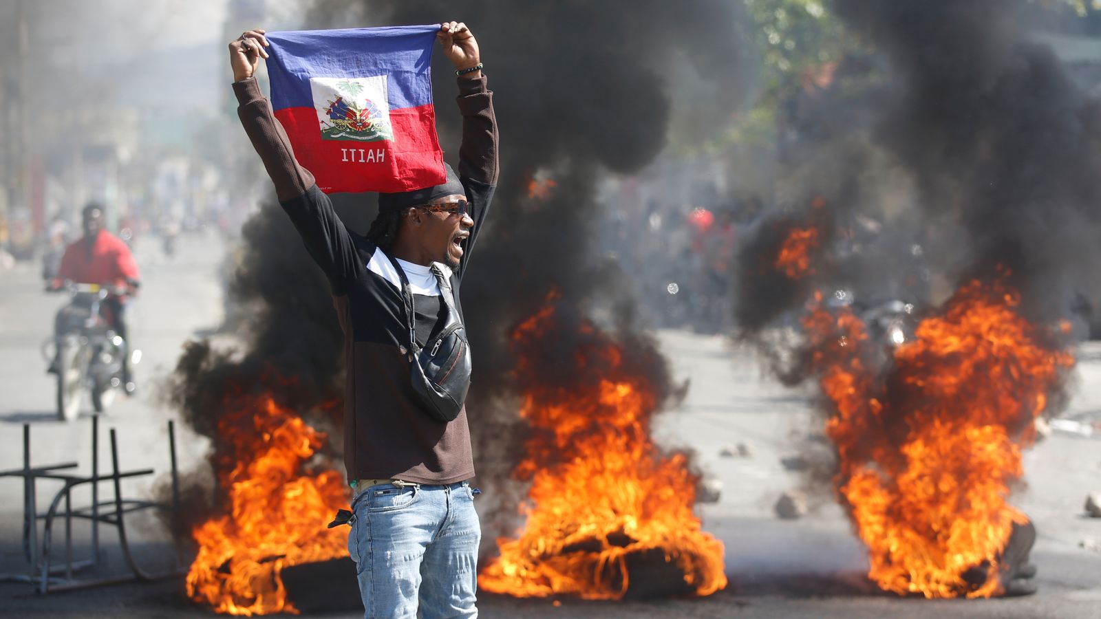 Извънредно положение в Хаити, тъй като лидерът на бандата се опитва да свали премиера, а затворници бягат