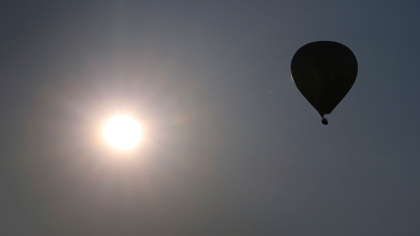 Мъж загина след падане от балон с горещ въздух в Австралия