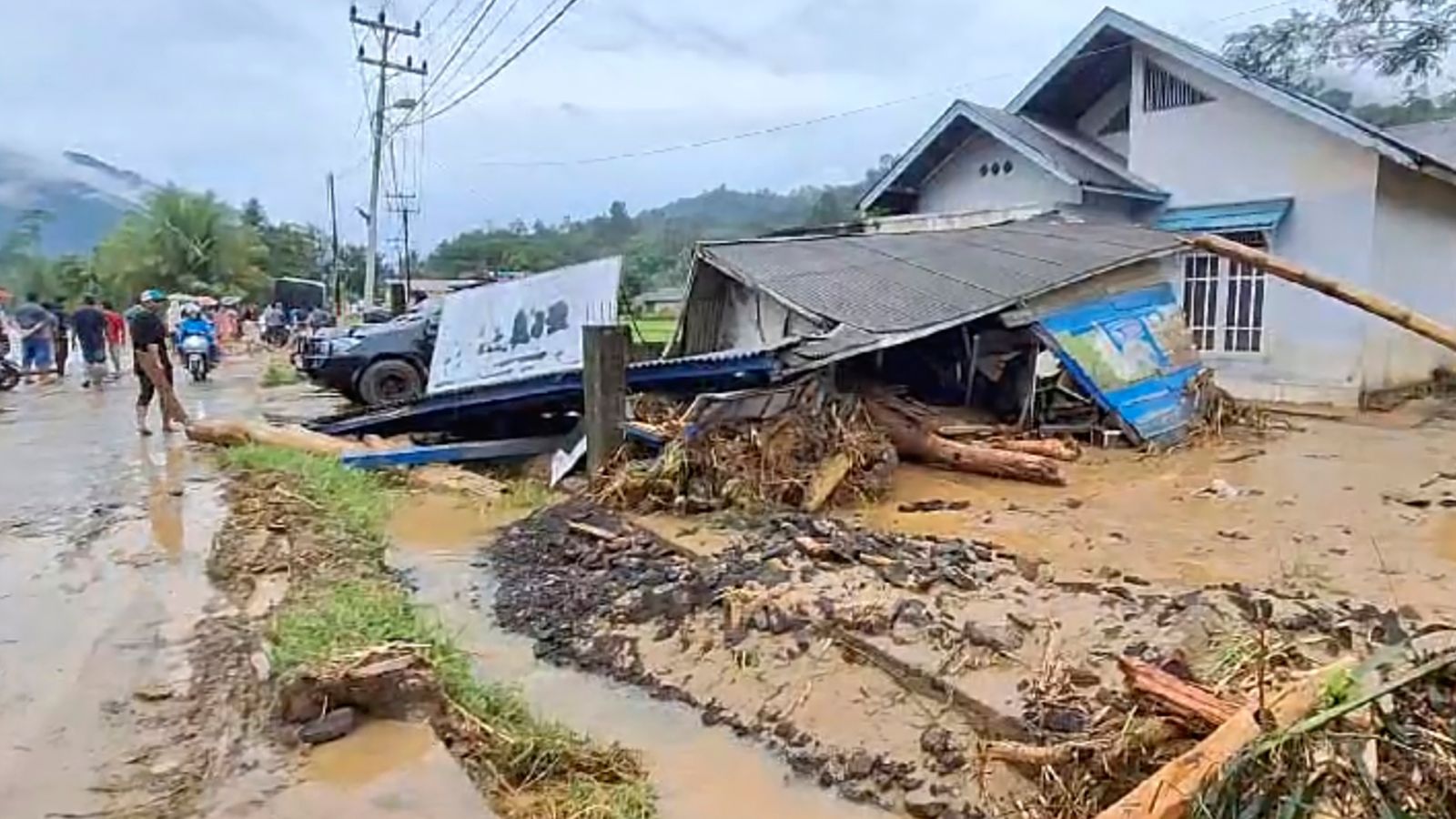 Indonesia: 19 tewas, tujuh hilang setelah tanah longsor dan banjir melanda pulau Sumatra |  Berita Dunia