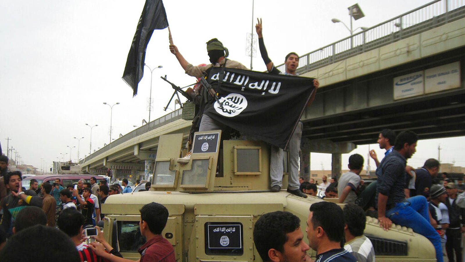 Изображение Демонстранти скандират лозунги на про Ислямска държава докато носят знамената