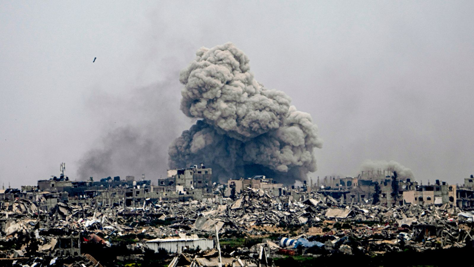Израелските сили `нахлуват отново в град Газа` след нападение в болницата Ал Шифа