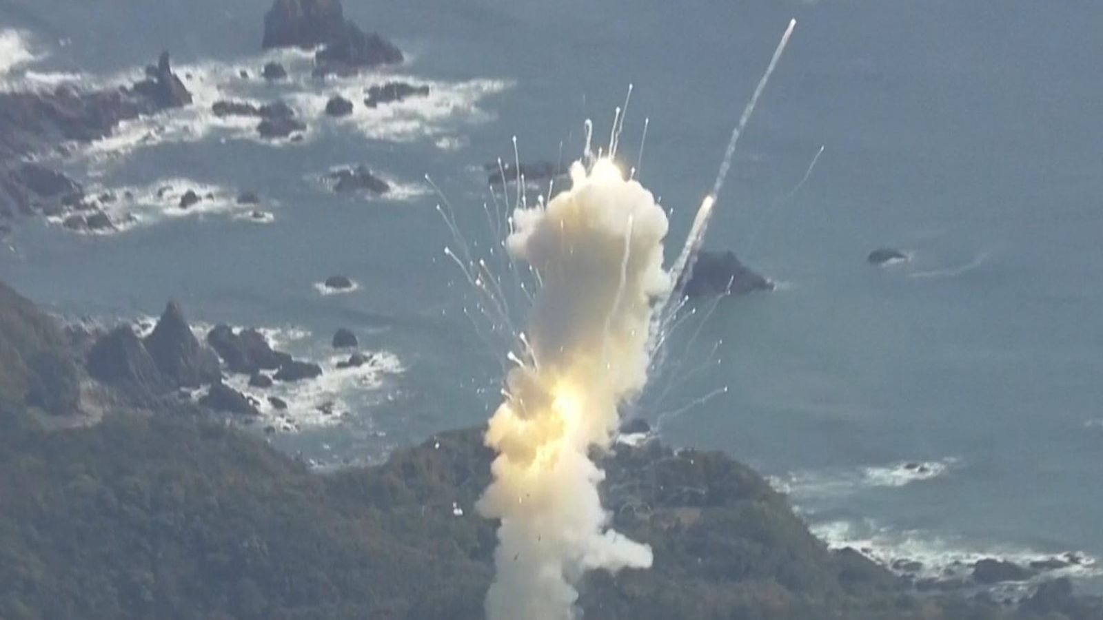 Ракета Space One експлодира секунди след излитане в Япония след множество закъснения