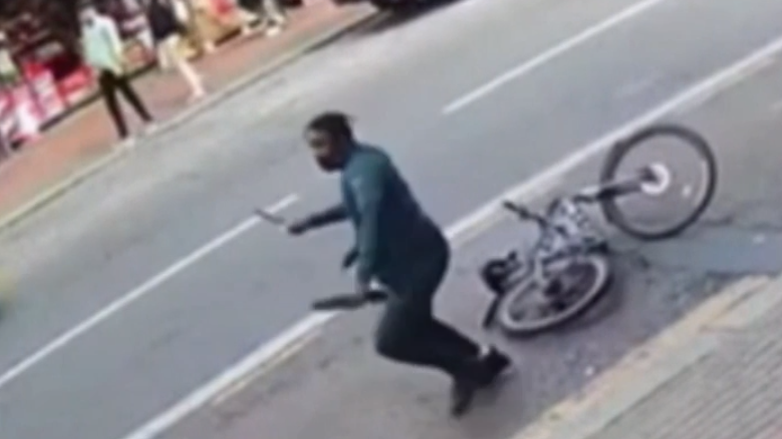 Шокиращи кадри показват как шофьор на London Deliveroo е нападнат посред бял ден от мъж с нож