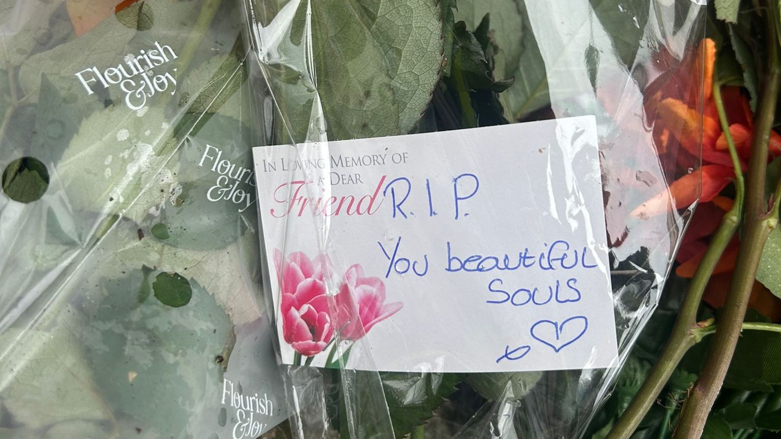 Цветя, оставени в погребален дом в Хъл, нападнати от полицията, докато семействата чакат отговори