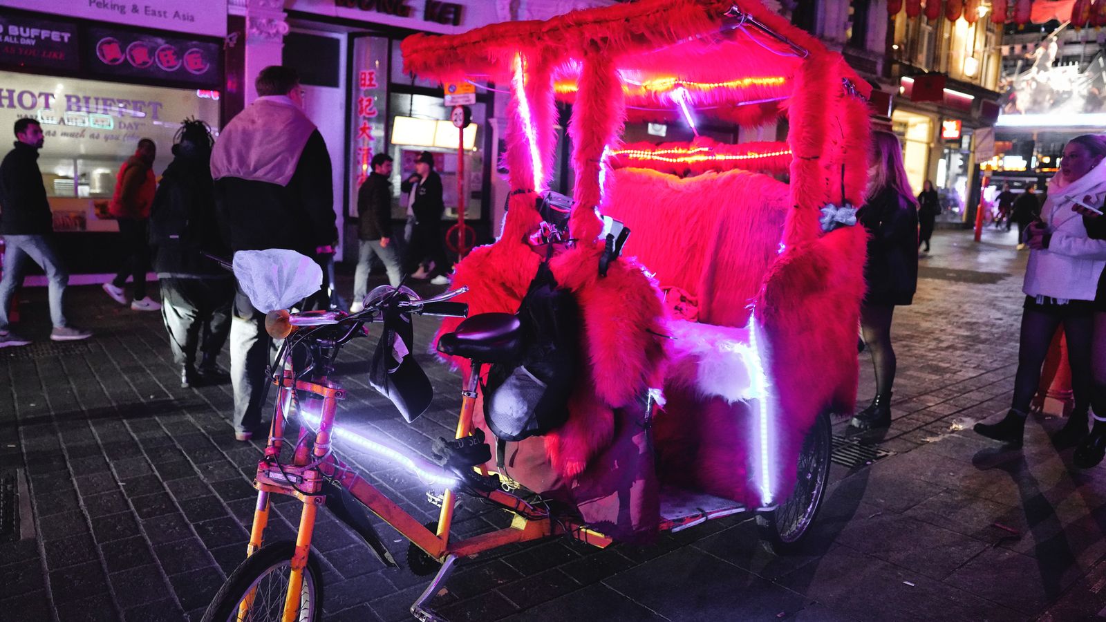 „Дивият запад“ в Лондон: велосипедните рикши са изправени пред репресии с приемането на новия закон