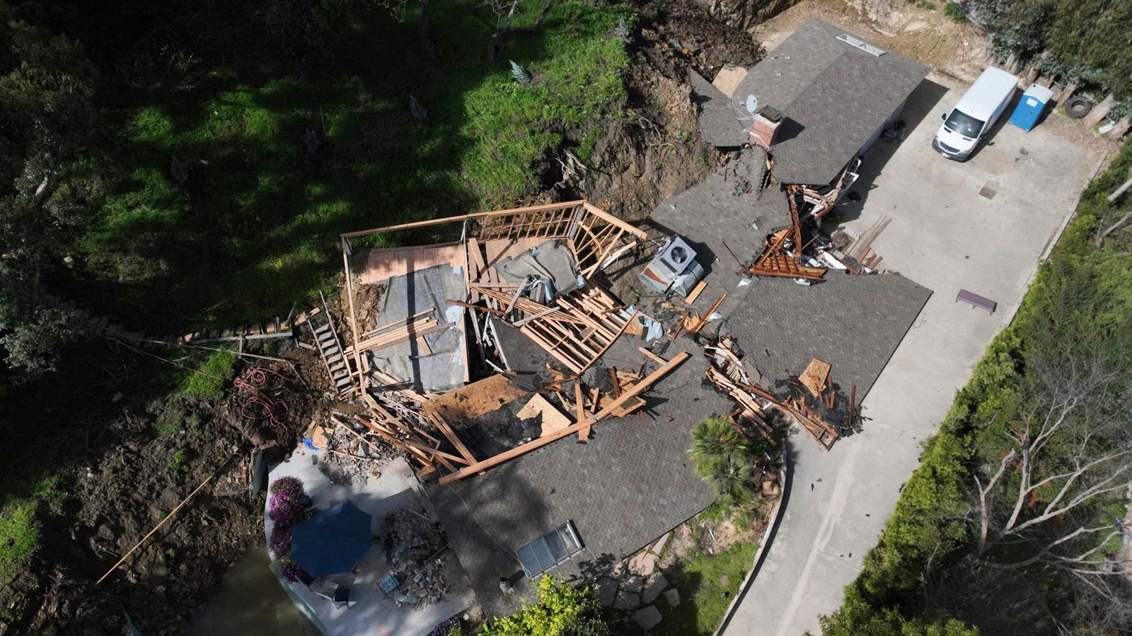 Лос Анджелис: Къща е разрушена и жителите са евакуирани, тъй като свлачище нанася щети на домовете в Калифорния