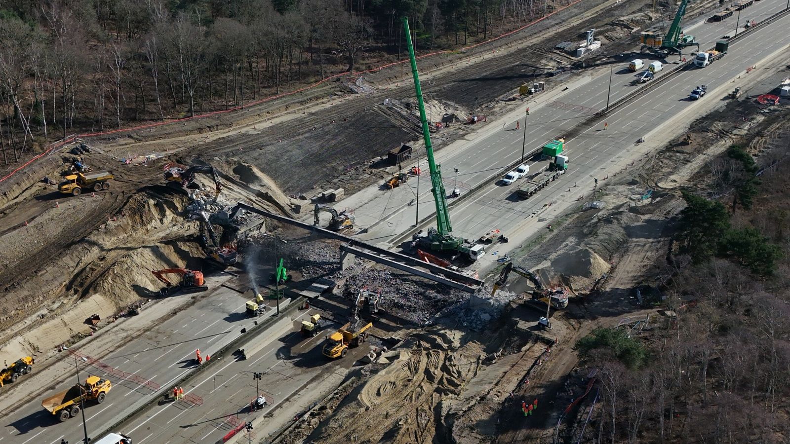 M25 се отваря отново, след като разрушаването на мост затвори участък от пет мили