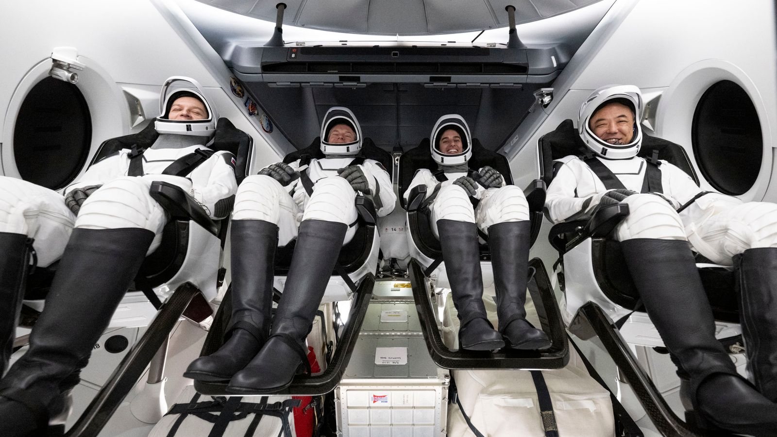 Екипажът на SpaceX на НАСА оставя лакомства на Международната космическа станция, докато се плискат след месеци в орбита