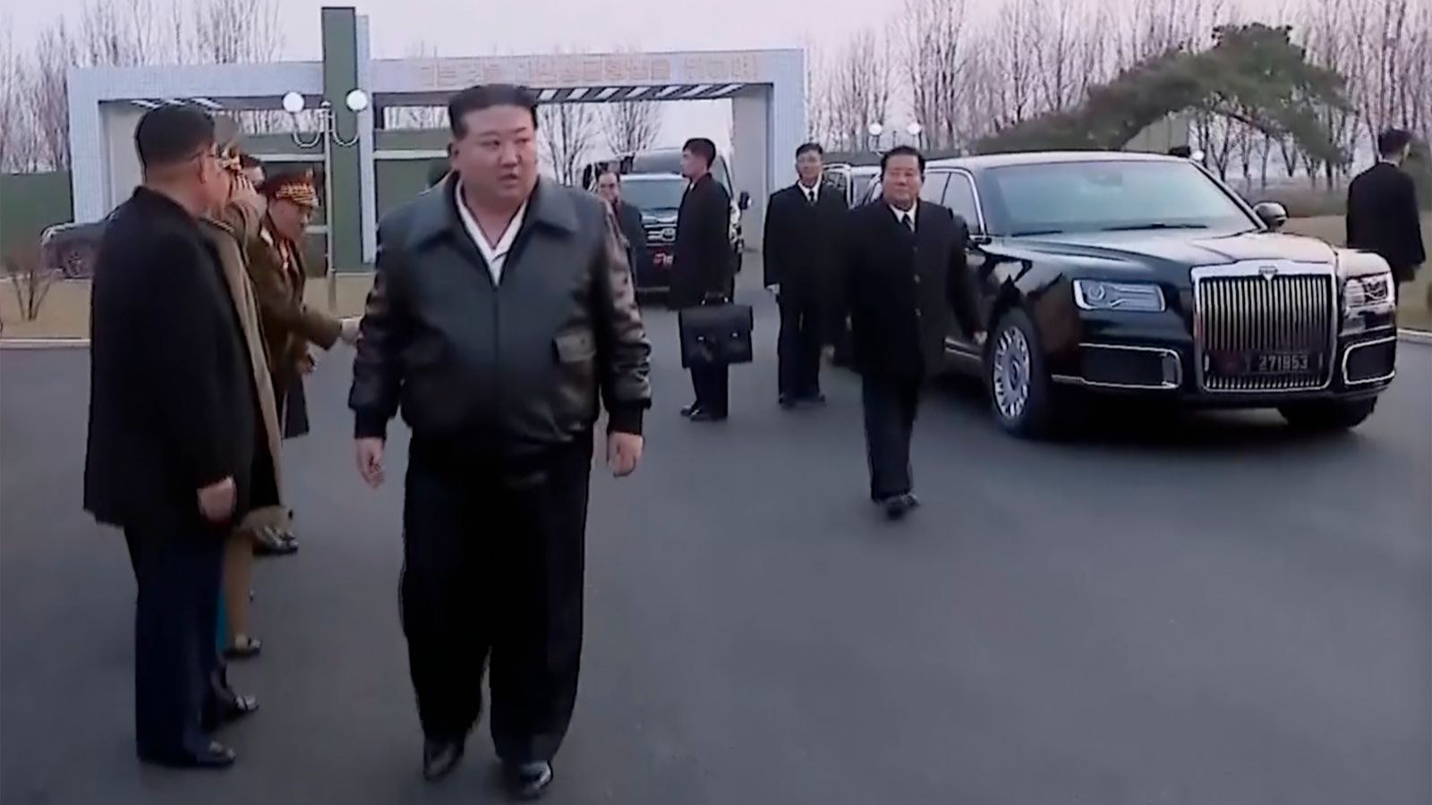 Ким Чен Ун се вози в лимузина, подарена му от руския президент Владимир Путин