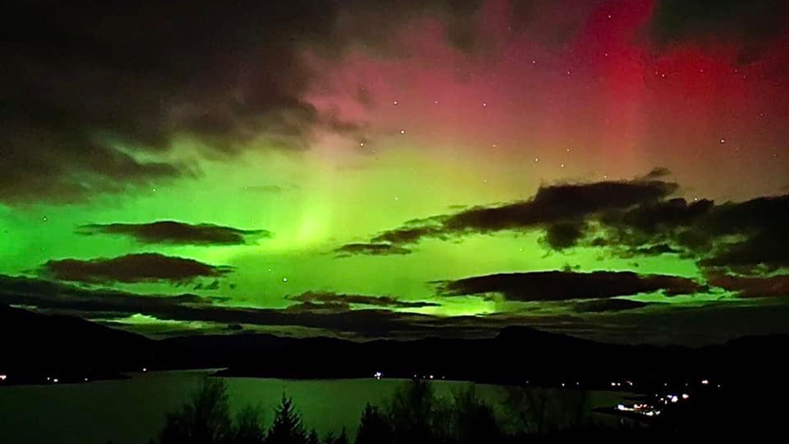 Северно сияние: Зашеметяващи снимки показват как небето става зелено и червено над Шотландия