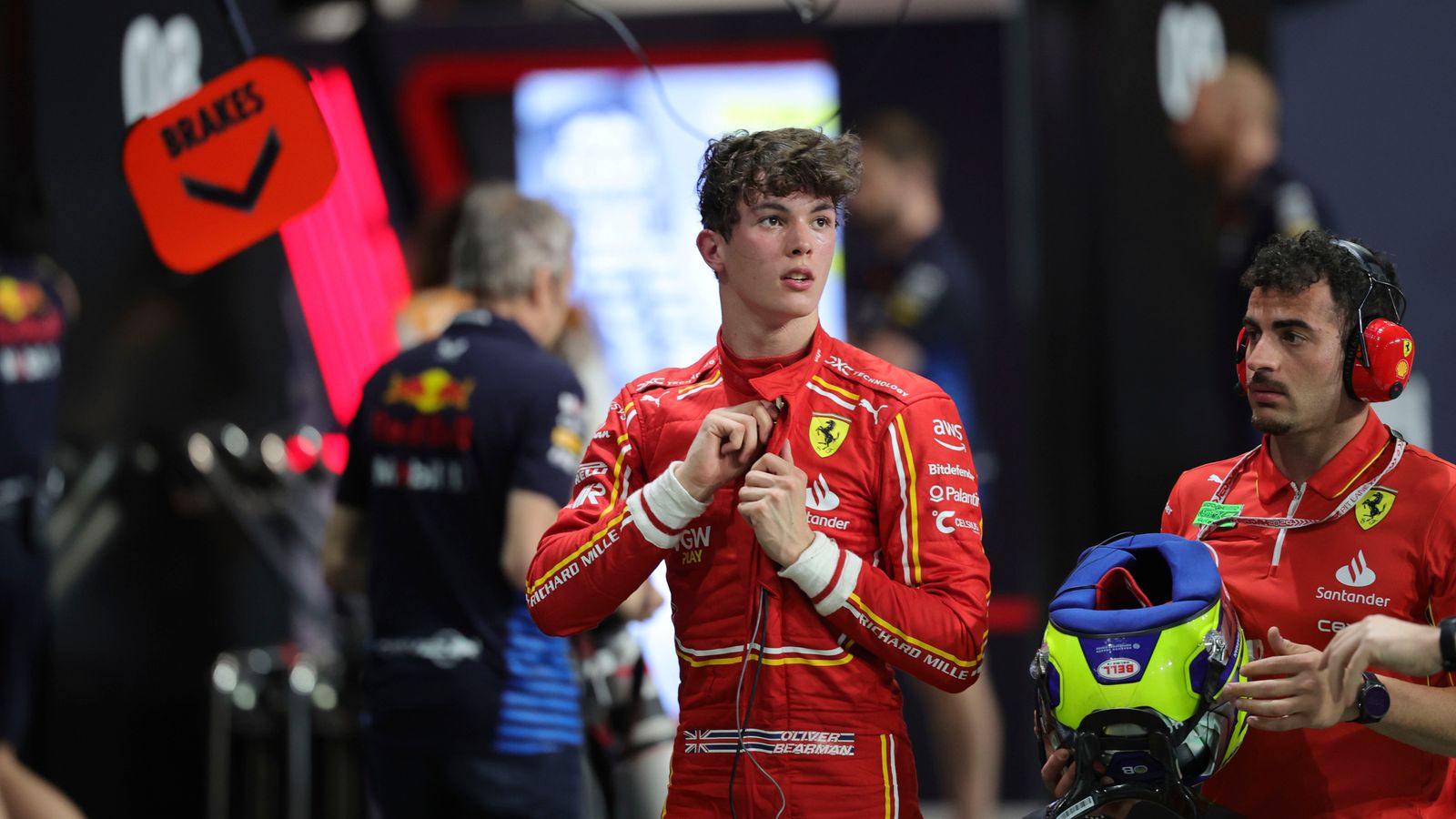 Британският тийнейджър Оливър Беърман заменя Карлос Сайнц на Ферари в квалификацията преди Гран При на Саудитска Арабия