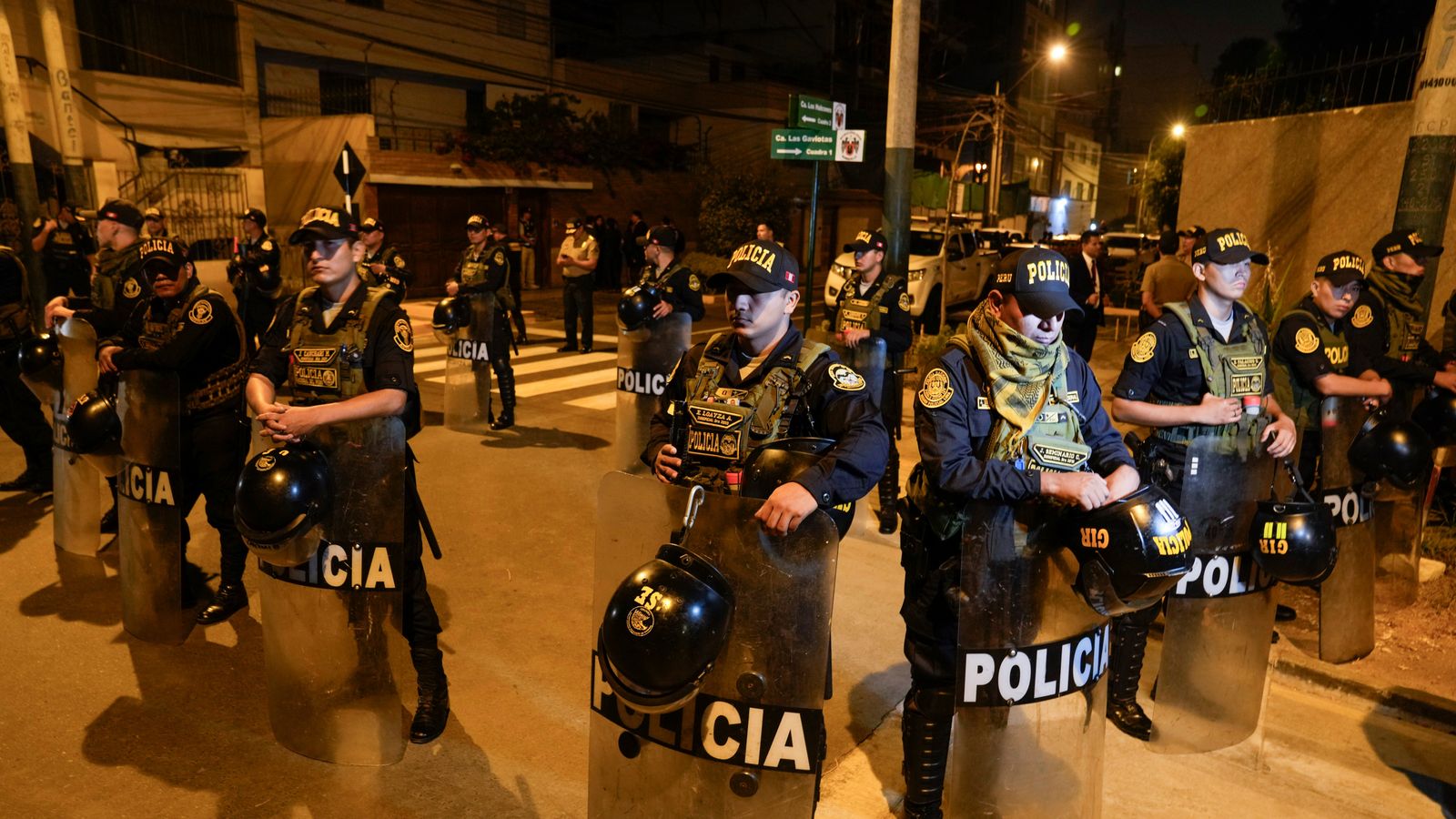 Перу: Домът на президента Дина Болуарте е нападнат от правителствени агенти заради часовници Rolex