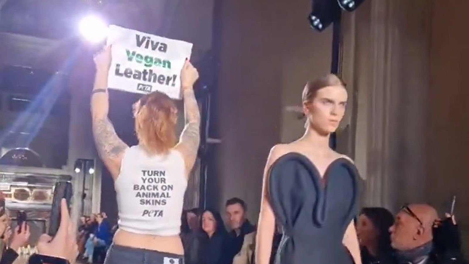 Ревюто на Виктория Бекъм на Седмицата на модата в Париж бе прекъснато от протестиращи за правата на животните