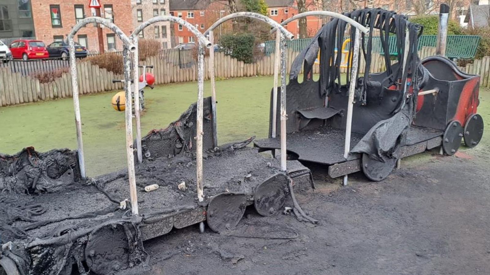 Вандали подпалиха детска площадка в Глазгоу, причинявайки щети на стойност £25 000