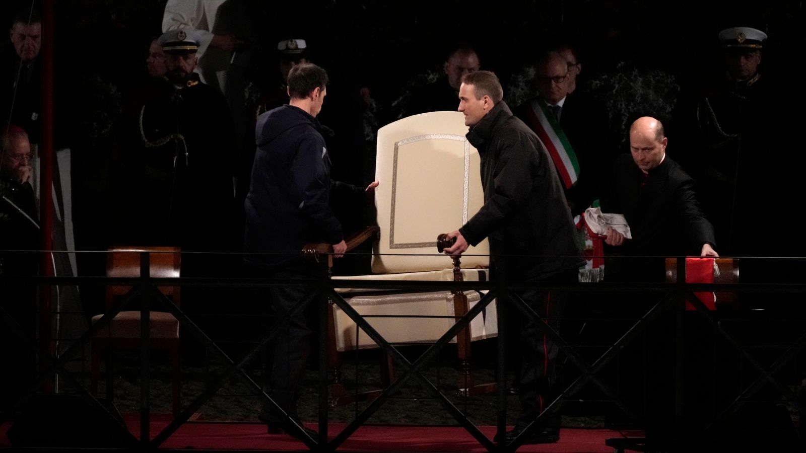 skynews-pope-francis-chair_6505013.jpg?2