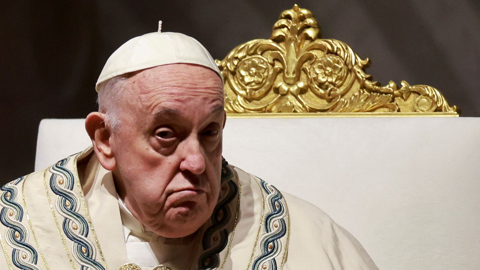 Папа Франциск води Великденско бдение в църквата Свети Петър, след като пропусна процесията в Колизеума на Разпети петък
