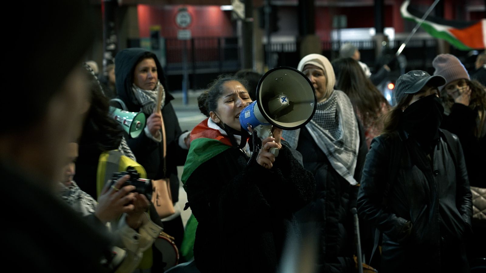 „Управление на тълпата“ или законен протест? Активисти се събраха на срещата на съвета с искане за прекратяване на огъня в Газа