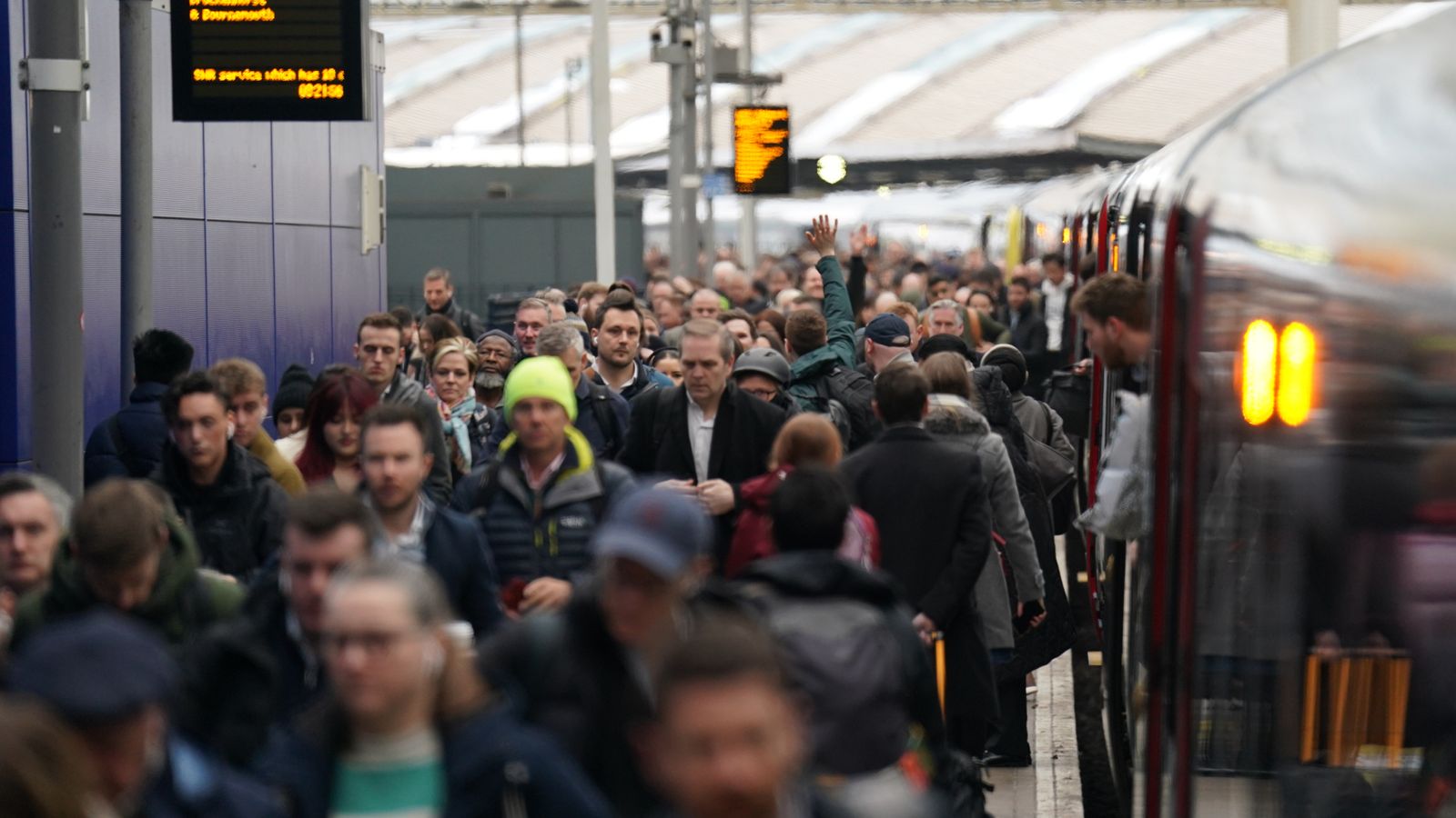 Повишаването на цените на железопътния транспорт „наказва“ пътниците, които се борят с разходите за живот