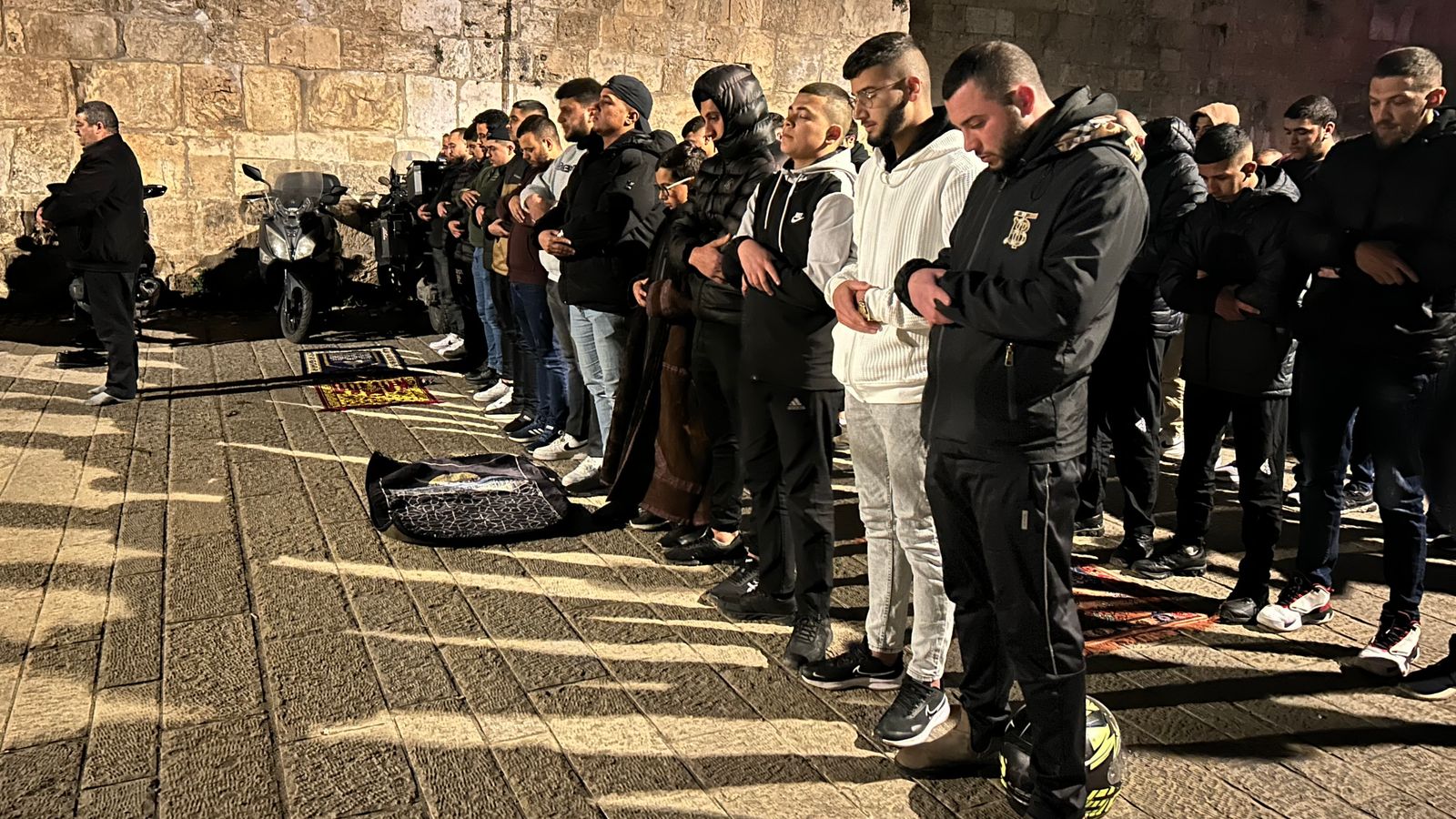 На мюсюлманите в Йерусалим беше обещана свобода да се покланят през този Рамадан – гледах как ги отблъскват