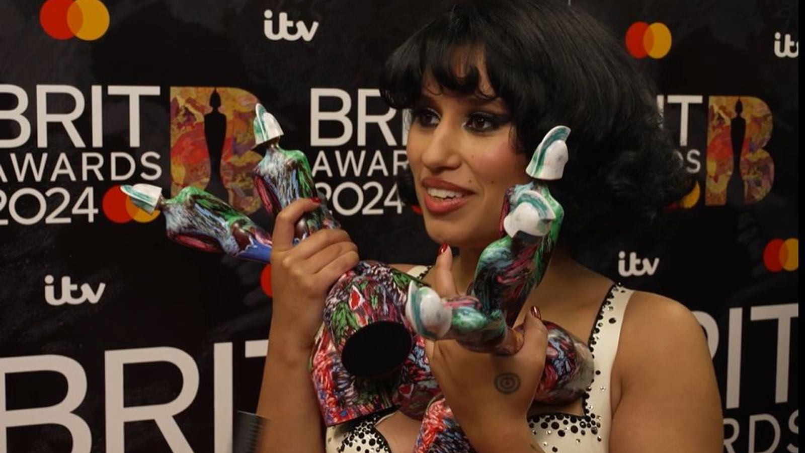 Brit Awards 2024: Възходът на Рей, кралица Кайли и жираф от червения килим: Това, за което всички говорят след британците