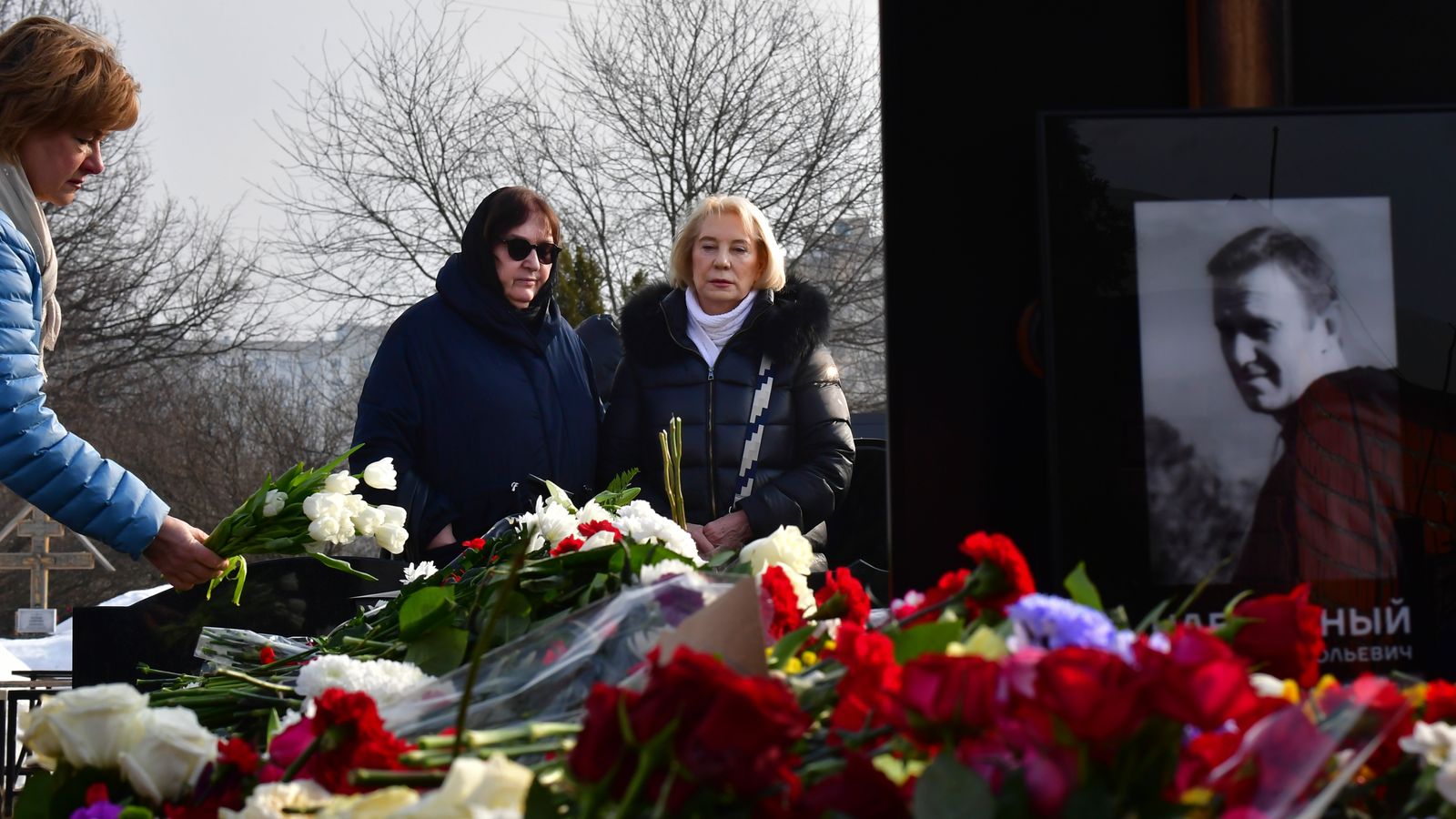 Майката на Алексей Навални полага цветя на гроба му ден след погребението в Москва