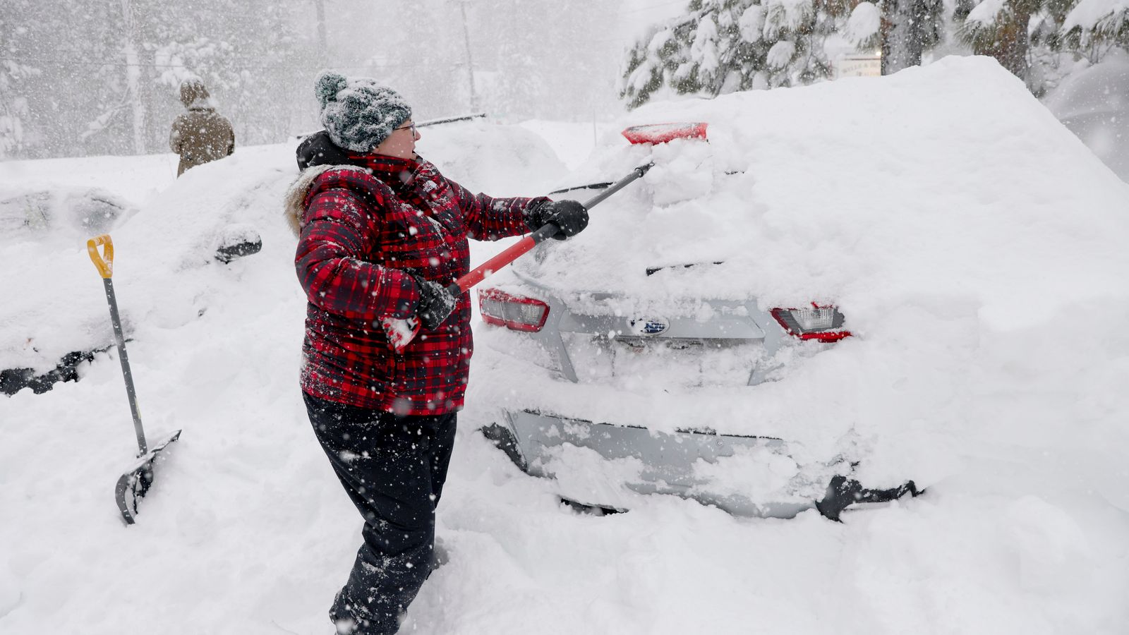 „Екстремна“ снежна буря връхлетя Калифорния, Невада и Юта, причинявайки масови смущения