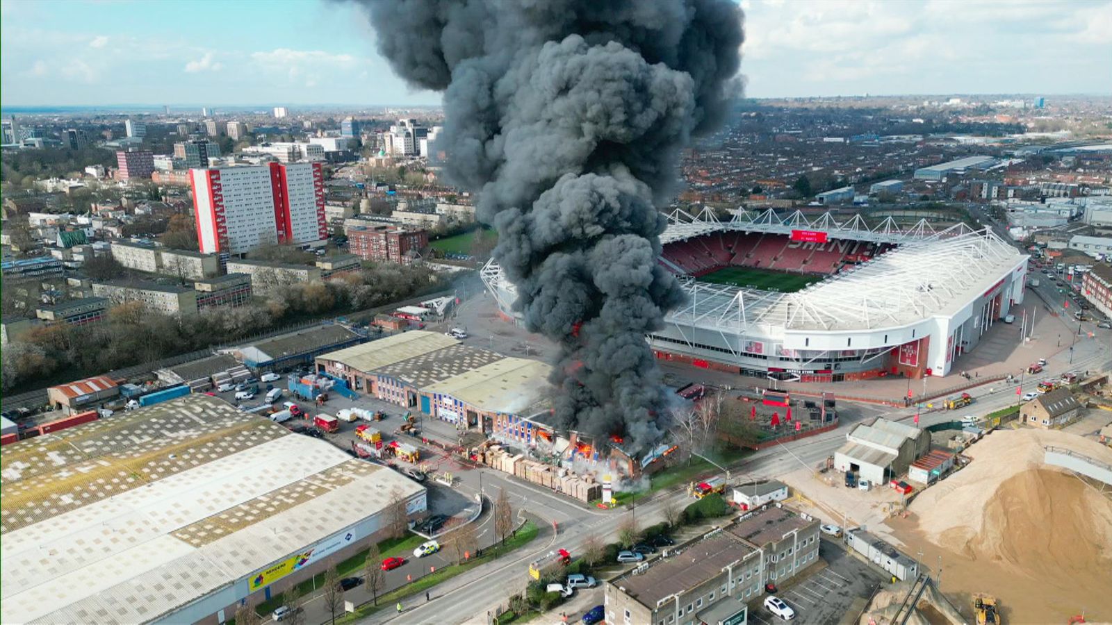 Огромен пожар избухва до стадиона Сейнт Мери на ФК Саутхемптън