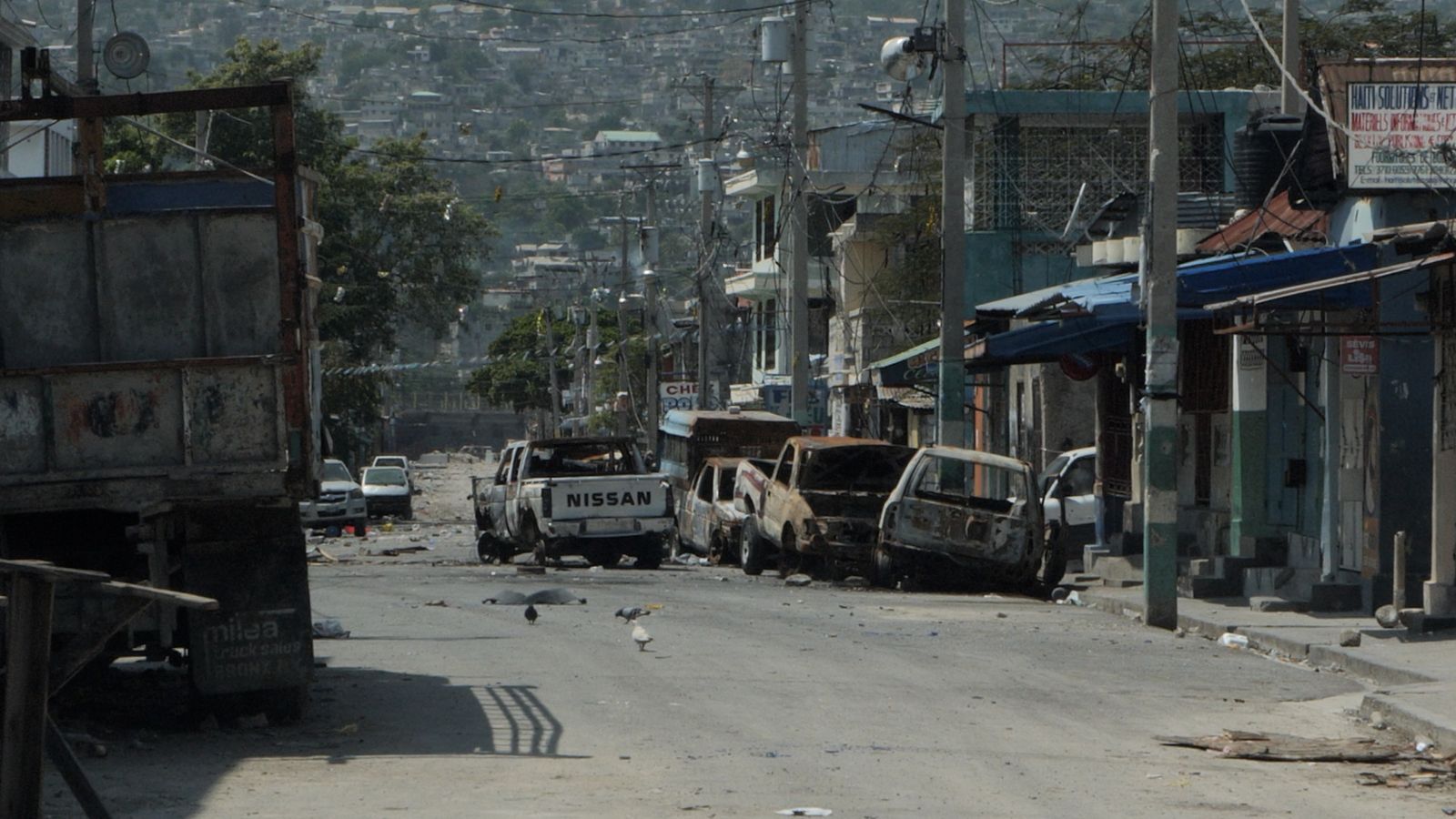 Вихър от насилие и бедност - гладуващи семейства се приютяват от бойното поле на столицата на Хаити