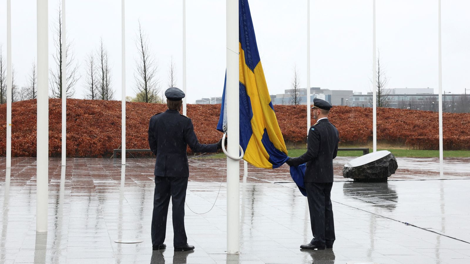 „Ние ще споделим рисковете“: членството на Швеция в НАТО се циментира с церемония по издигане на знамето