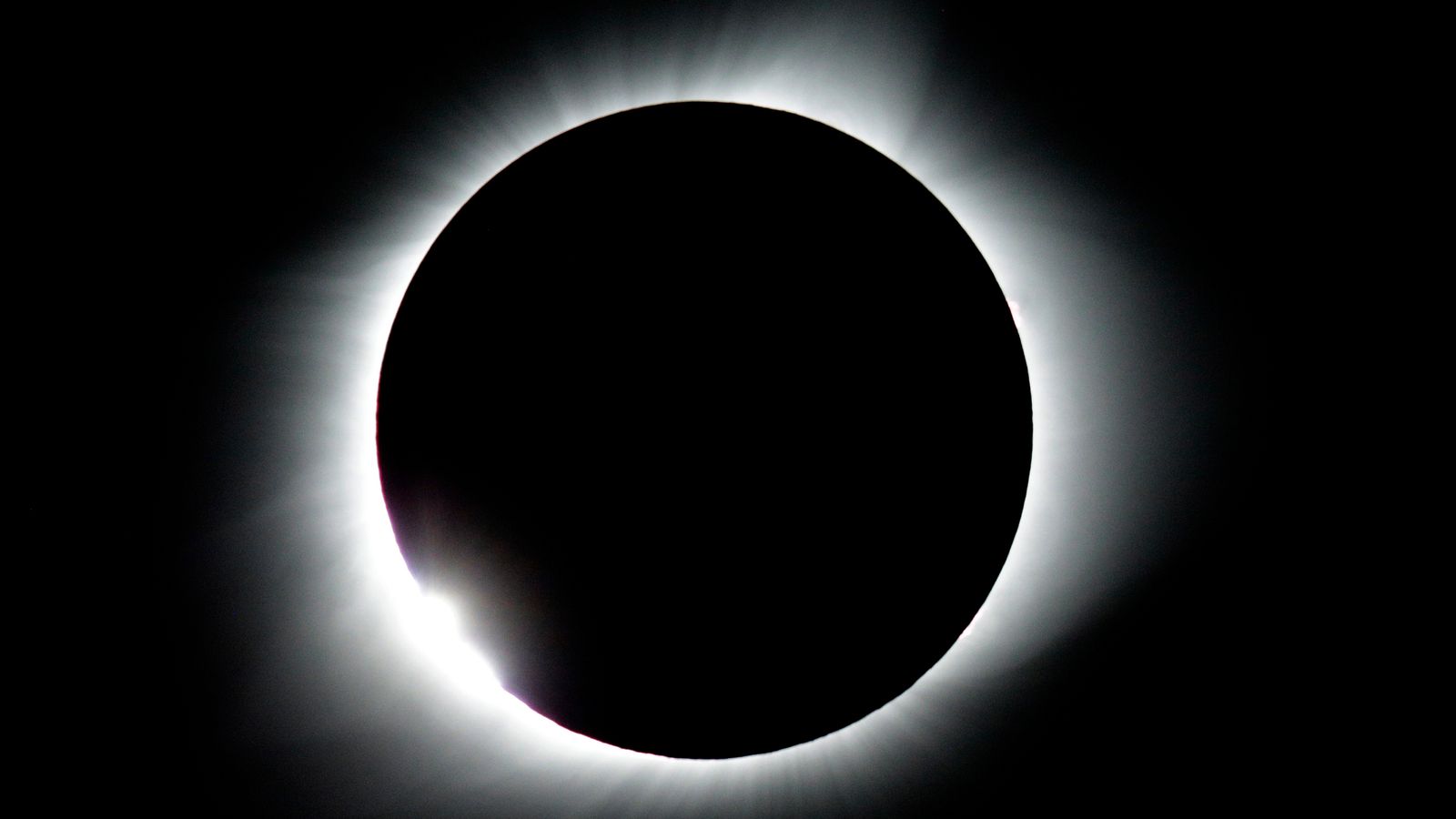 Éclipse solaire totale : puis-je la voir au Royaume-Uni et pourquoi celle-ci est-elle unique ?  |  Nouvelles du Royaume-Uni