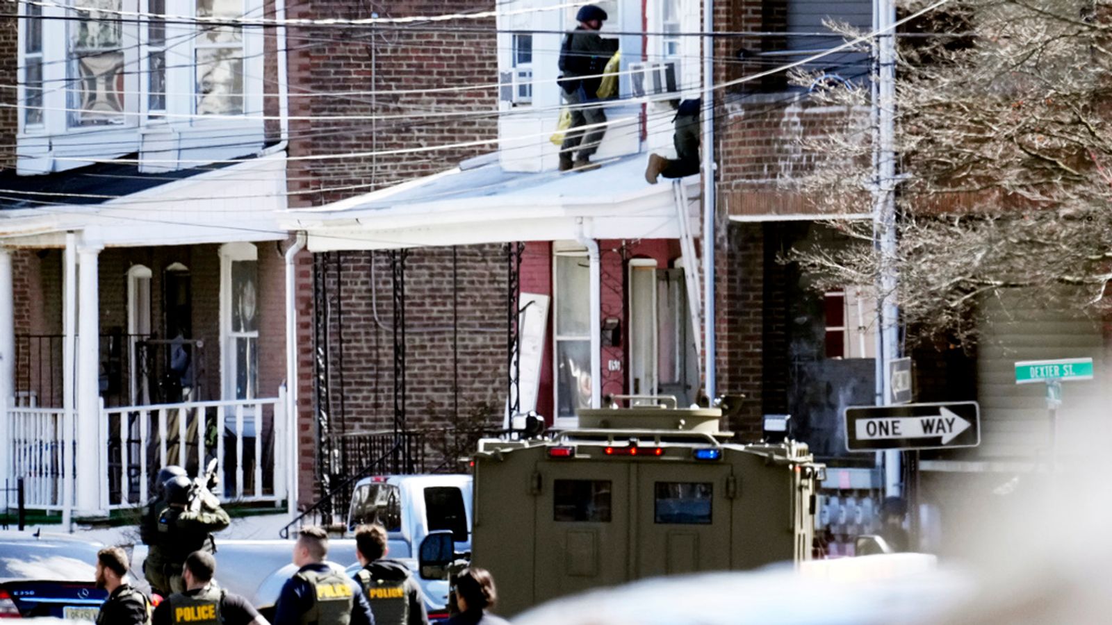 Подозреваемый преступник забаррикадировался в своем доме после того, как три человека были застрелены в городе недалеко от Филадельфии.  Новости США