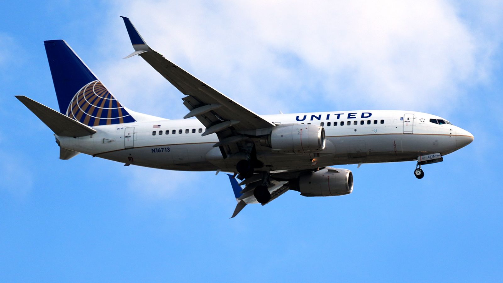 Двама пътници в нетрезво състояние принуждават полета на United Airlines, летящ за Ню Джърси, да кацне в Мейн