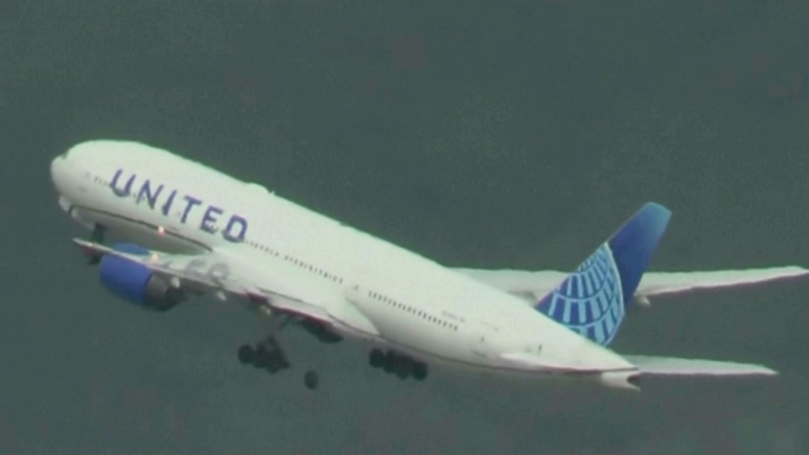 Самолетът на United Airlines прави аварийно кацане след загуба на гума при излитане