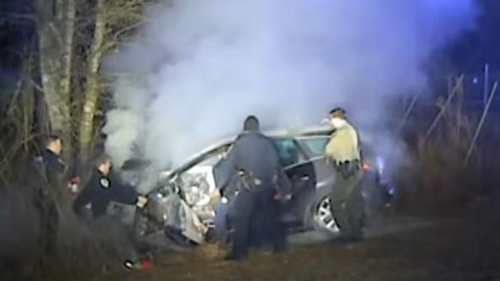 US: Police officers rescued a suspect from a burning vehicle after a ...