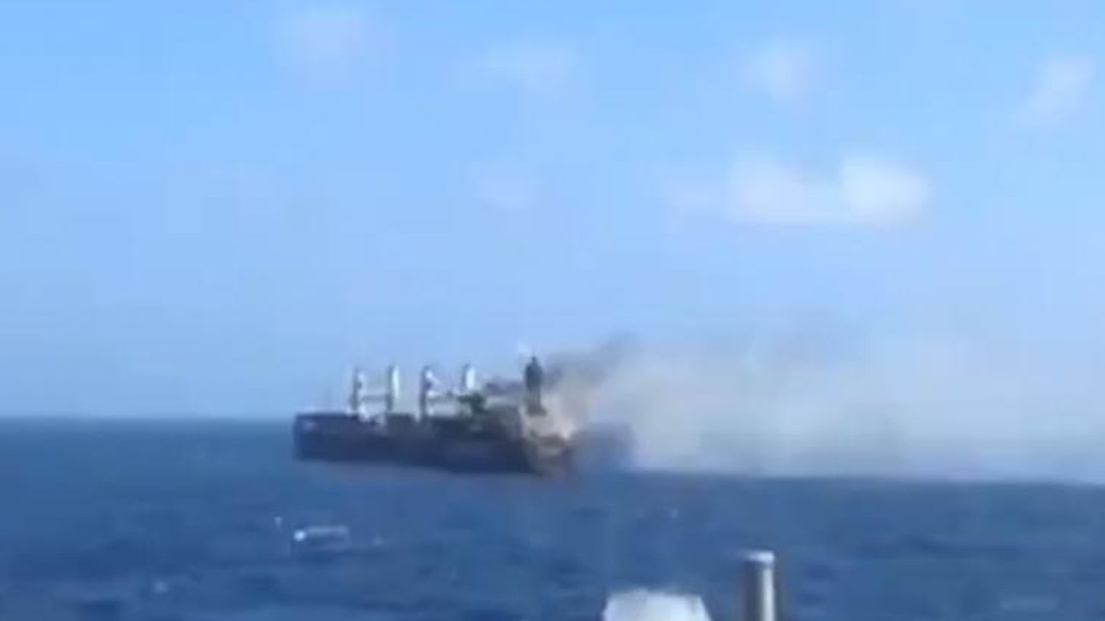 Кадри показват спасяване на моряци от спасителен сал след фатална атака на хутите