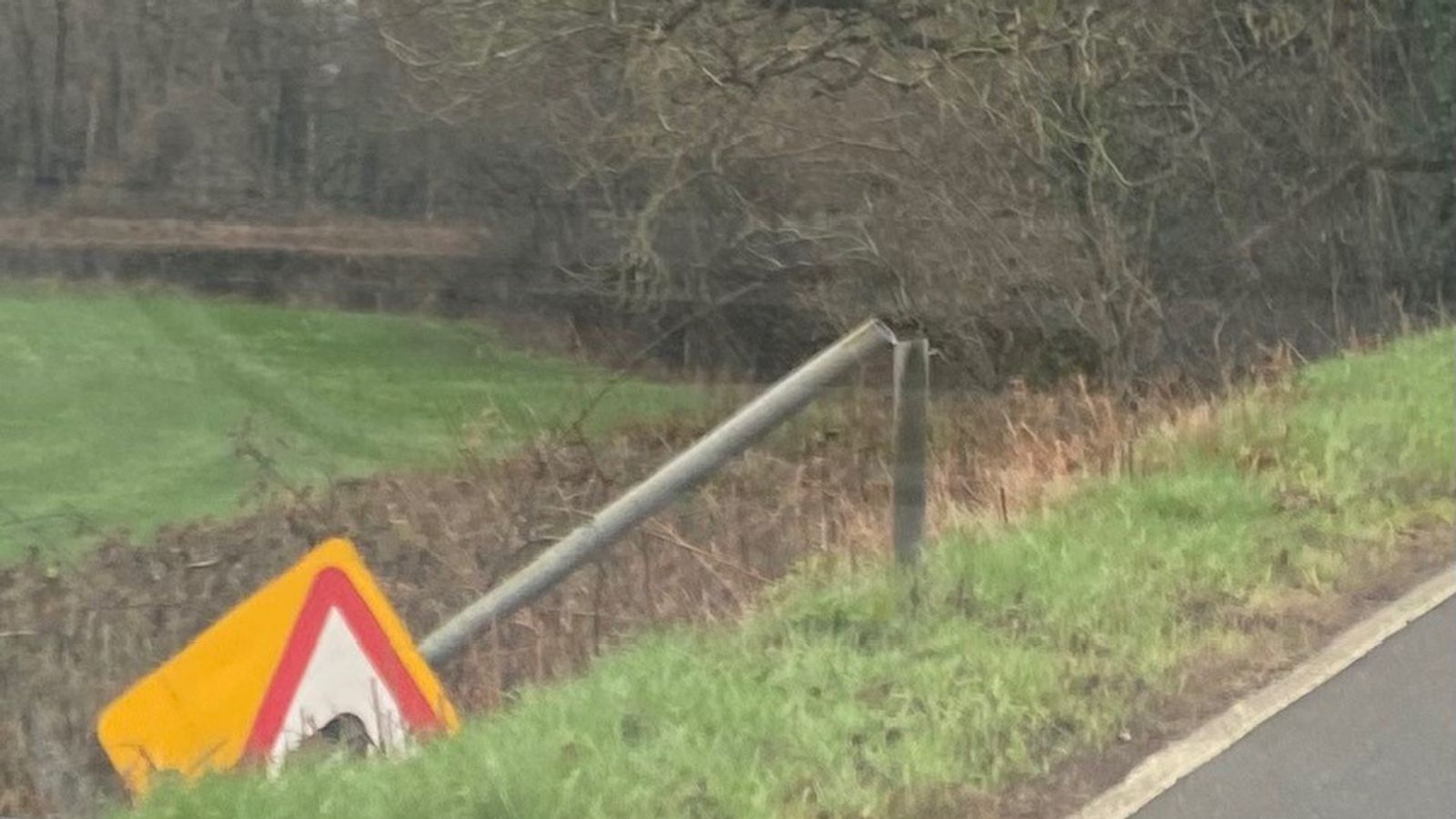 Знак за 20 мили в час „премахнат незаконно“ на фона на „поредица от инциденти“ в уелско село