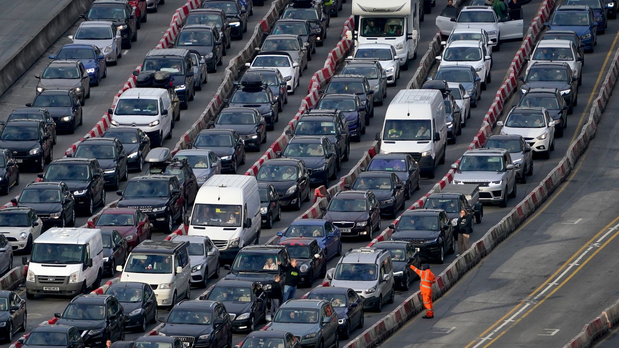 Weather latest: Strong winds batter UK as millions set to hit roads ...