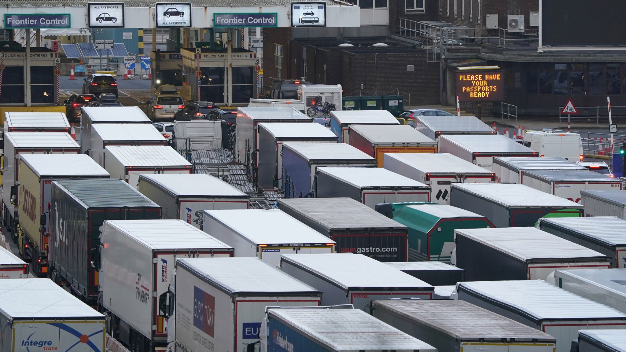 Weather latest: Strong winds batter UK as millions set to hit roads ...