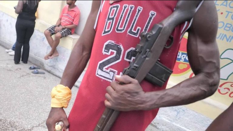 Vigilantes protect their area from Haiti&#39;s gangs