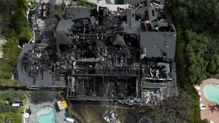 2024 年 3 月 15 日星期五，洛杉矶斯蒂迪奥城区一处被火灾损坏的房产鸟瞰图，该房产似乎属于卡拉·迪瓦伊 (Cara Delevingne)。  （美联社照片/Jae C. Hong）