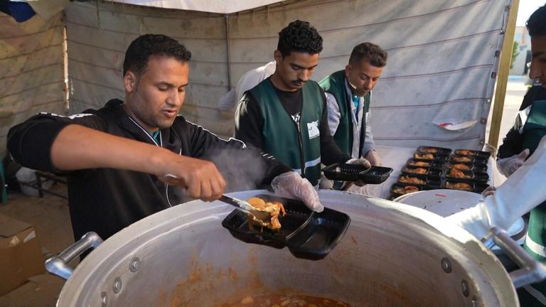 egyptians feed gaza palestinians iftar meals