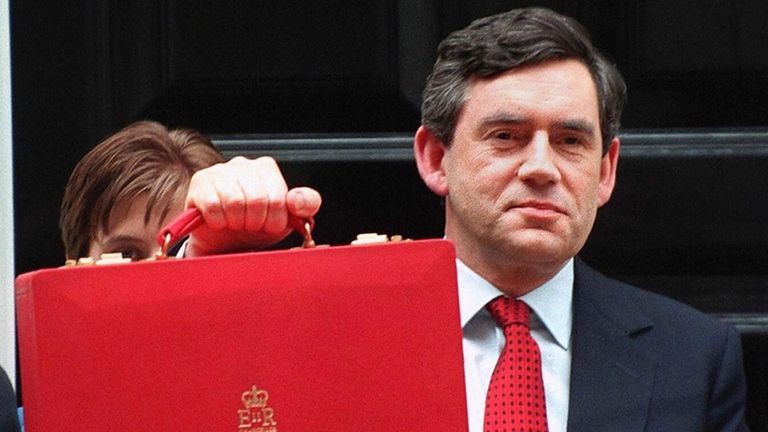 Gordon Brown, kanclerz skarbu w czasach wprowadzenia płacy minimalnej, trzyma w ręku pudełko budżetowe w 1997 r. Fot.: PA