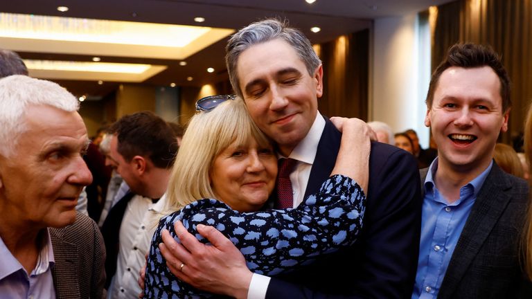 Ireland&#39;s Minister for Higher Education, Simon Harris, embraces his mother Mary accompanied by his father Bert, his brother Andrew and his sister Gemma, after being announced as the new leader of Fine Gael at the party&#39;s leadership election convention, in Athlone, Ireland, March 24, 2024. REUTERS/Clodagh Kilcoyne

