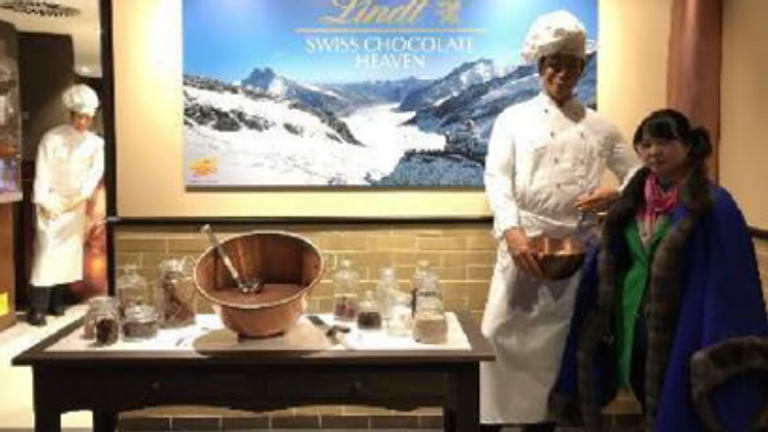 温家宝参观瑞士莲巧克力工厂。图片来源：伦敦警察厅
