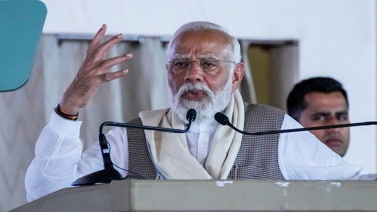 نارندرا مودی، نخست وزیر هند، در مراسم افتتاحیه پروژه بازسازی سابارماتی مهاتما گاندی آشرام در احمدآباد هند، سه شنبه، 12 مارس 2024، سخنرانی می کند. (AP Photo/Ajit Solanki)
