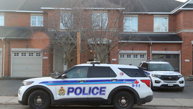 Carros da polícia estão estacionados no local, no subúrbio de Barrhaven, em Ottawa. Foto: Patrick Doyle /The Canadian Press/ AP