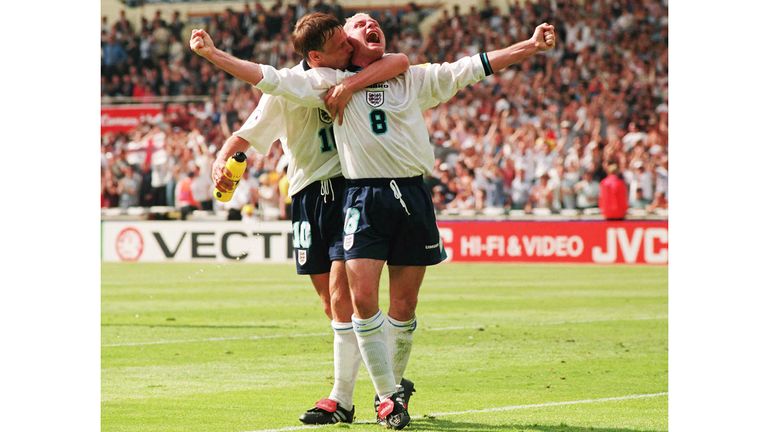Paul Gascoigne z Anglii świętuje z Teddy Sheringham po strzeleniu przeciwko Szkocji. Zdjęcie: Reuters